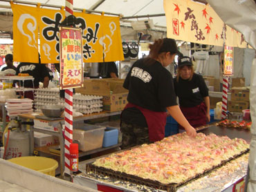 ダントツ人気の広島風お好み焼き製造風景、模擬店にて